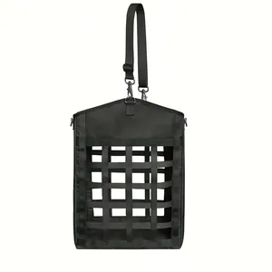 Dettaglio di una borsa per fieno nera in nylon per cavalli con design a rete a nastro