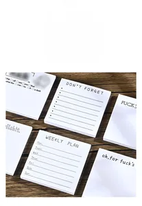 Detailansicht verschiedener weißer Abreißnotizen mit verschiedenen Planer-Designs.