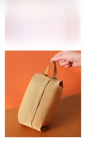 Primer plano del asa de transporte duradera y la tela lavada de la bolsa de almacenamiento.