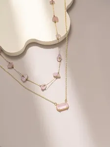 Dettaglio macro di una collana a doppio strato placcata oro 18 carati con gemme rosa naturali