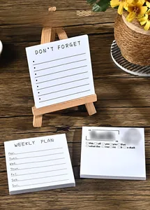 Detailansicht von drei weißen Haftnotizblöcken mit Wochenplan und To-Do-Listen-Design