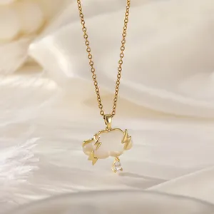 Gedetailleerde close-up van een gouden wolkenketting met bliksem en een regendruppel.