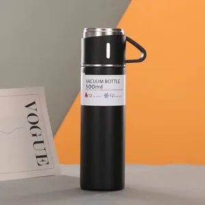Λεπτομερής φωτογραφία μαύρου θερμός 500ml με λαβή στο καπάκι πάνω σε γκρι επιφάνεια