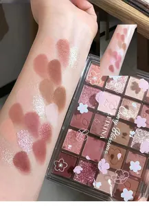 Arm-Swatches einer 20-farbigen matten und schimmernden Lidschattenpalette in Nude
