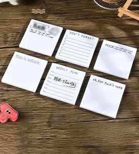Sortiment weißer Haftnotizen mit Wochenplaner- und Zitatdesigns auf Holztisch