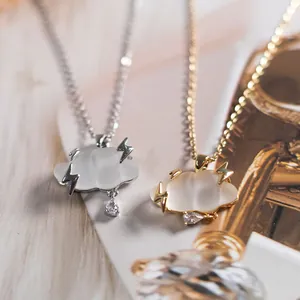 Gedetailleerde macro-opname van wolk bliksem en regendruppel hangers in goud en zilver