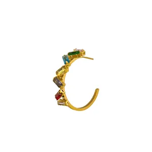 Eleganter goldener C-förmiger Creolen-Ohrring mit bunten rechteckigen Zirkoniasteinen