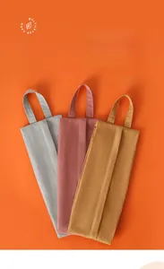 Vista detallada de tres bolsas de almacenamiento plegables de tela colorida para viajes