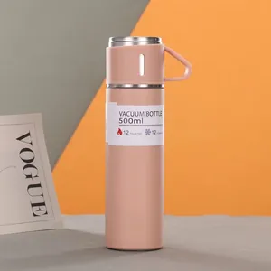 Λεπτομέρεια ροζ-ροδακινί θερμός 500ml από ανοξείδωτο χάλυβα με λαβή καπακιού.