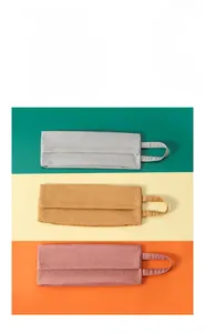 Bolsas de viaje plegables en color gris, amarillo y rosa para calcetines y cosméticos.
