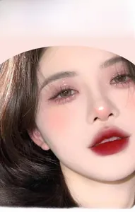 Detaillierte Nahaufnahme des Augen-Make-ups mit einer 20-Farben-Lidschatten-Palette