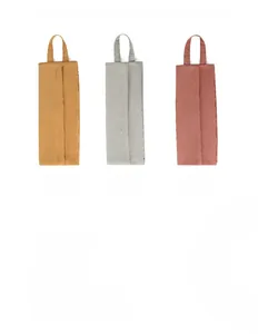 Detalle de bolsas de almacenamiento portátiles de tela lavada en varios colores para viajes.
