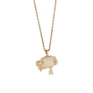 Minimalistische wolk-vormige ketting met gouden bliksem en kristallen regendruppel