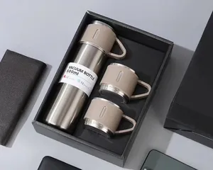 Κοντινό πλάνο σετ θερμός 500ml από ανοξείδωτο ατσάλι σε μαύρο κουτί δώρου