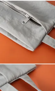 Primer plano detallado de la cremallera gris suave de un neceser de viaje pequeño