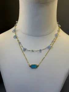Set di collane a strati in oro con pietre naturali azzurre e pendente in gemma ovale