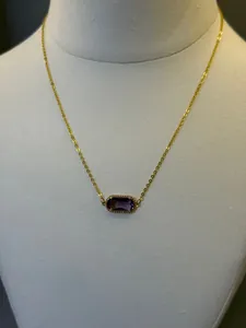 Dettaglio della collana placcata in oro con ciondolo rettangolare in ametista viola