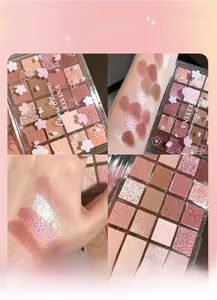 Detailansicht der 20-Farben-Lidschattenpalette mit matten und schimmernden Proben auf der Haut