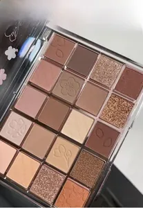 Detailansicht einer 20-Farben Lidschattenpalette mit matten und glitzernden Erdtönen