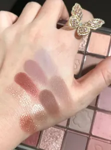 Nahaufnahme der 20-Farben-Lidschatten-Palette in Erdtönen und Glitzer-Oberflächen