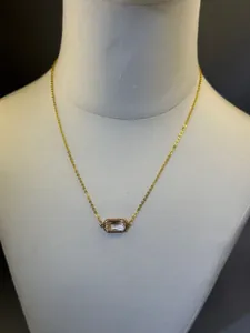 Vista dettagliata di una collana placcata oro 18K con ciondolo rettangolare in gemma