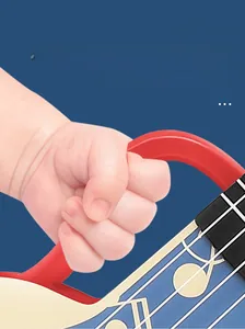 Κοντινό πλάνο ενός μωρού που κρατά την κόκκινη λαβή ενός μπλε γιουκαλίλι-παιχνίδι.