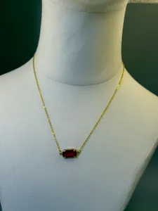 Vista dettagliata della collana placcata oro 18 carati con pendente rettangolare in gemma rossa