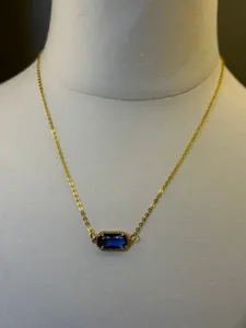Vista dettagliata di una collana placcata oro 18K con ciondolo in pietra blu zaffiro