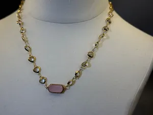 Vista dettagliata della collana placcata oro 18K con ciondolo pietra portafortuna rosa