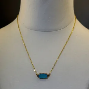 Elegante collana placcata in oro 18 carati con pendente ovale in pietra blu