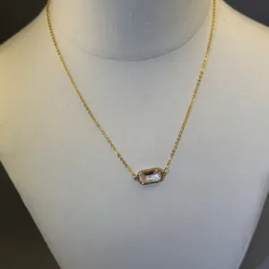 Elegante collana placcata oro con ciondolo rettangolare in pietra preziosa trasparente.