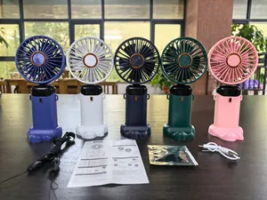 Collectie draagbare handheld USB-ventilatoren in vijf kleuren met oplaadkabels en gids