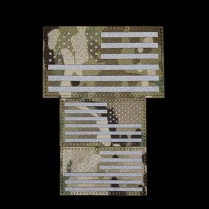 Gros plan de patchs tactiques réfléchissants découpés au laser avec le drapeau US.