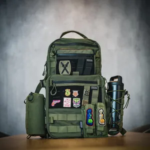 Vue détaillée d'un sac à dos tactique avec divers patchs de moral et système Molle