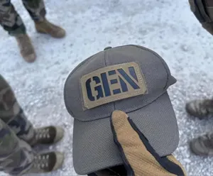 Vue détaillée d'une casquette tactique grise avec écusson GIGN découpé au laser