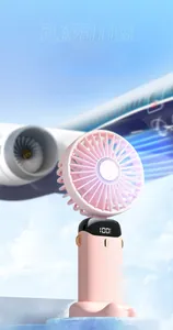 Close-up van een roze draagbare handventilator met LED-display tegen de blauwe lucht.