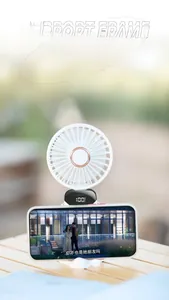 Detail van een witte draagbare miniventilator die ook dient als handige standaard voor mobiel