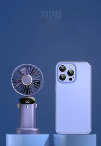 Groottevergelijking van een paarse mini digitale handventilator naast een smartphone.