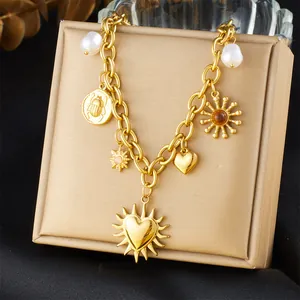 Collana vintage in acciaio inossidabile placcato oro con ciondoli sole, cuore e perle