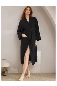 Elegante zwarte katoenen gaas badjas voor dames met strikceintuur en een handig zijvak