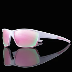Occhiali da sole sportivi bianchi con lenti a specchio rosa e un riflesso nitido.