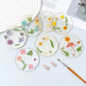 Vue détaillée de sous-verres en résine faits main avec fleurs séchées et feuilles d'or