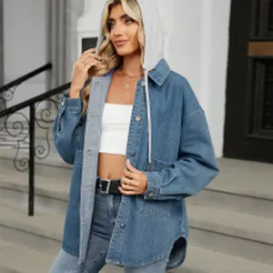 Veste en jean bleu délavé pour femme avec capuche grise pour un style décontracté