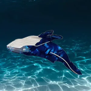 Dettaglio di una creativa pinza per capelli a balena blu in acetato marmorizzato.