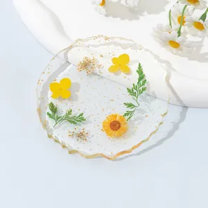Vue détaillée du dessous de verre en résine avec de vraies fleurs séchées et or