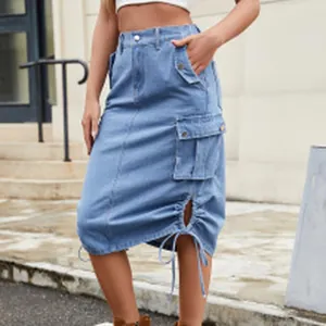 Jupe midi cargo stylée en jean bleu délavé avec poches et cordon de serrage