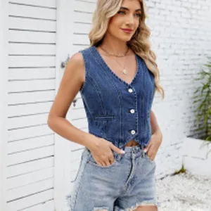 Gilet en jean ajusté délavé foncé avec col en V et boutons blancs porté par un mannequin