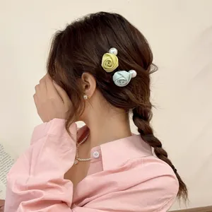 Detailansicht eleganter koreanischer Rosen- und Perlen-Haarspangen an einer Flechtfrisur.