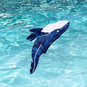 Molletta per capelli a forma di balena blu in acetato marmorizzato nell'acqua della piscina