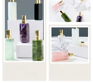 Detalles de varios frascos de perfume de cristal natural hexagonales con bombas doradas